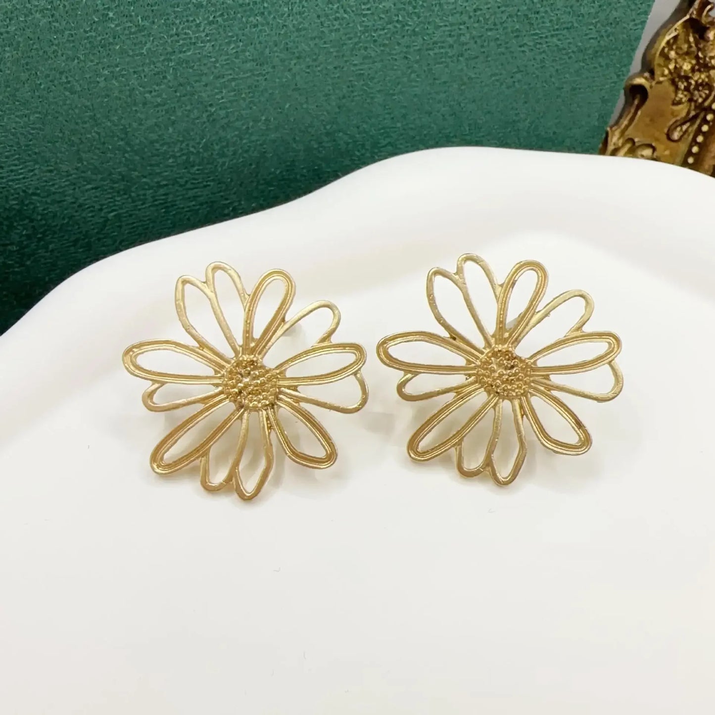 Light Luxury Niche Design Daisy Flower Stud Earrings Vintage Simple Sunflower Earrings Temperament Feminine Jewelry