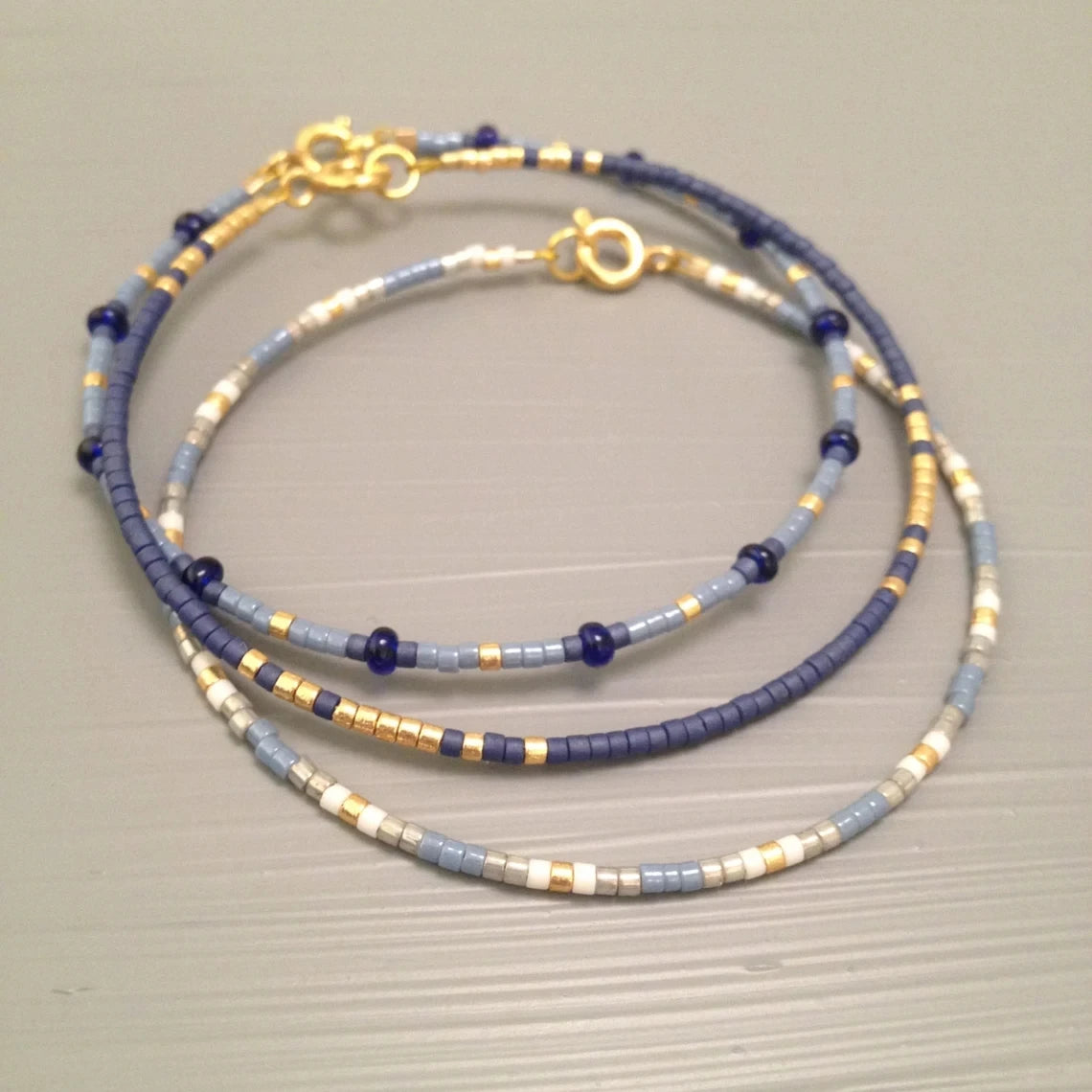 Elegant Blue Beaded Bracelet Set with Gold Accents and Gradient Design