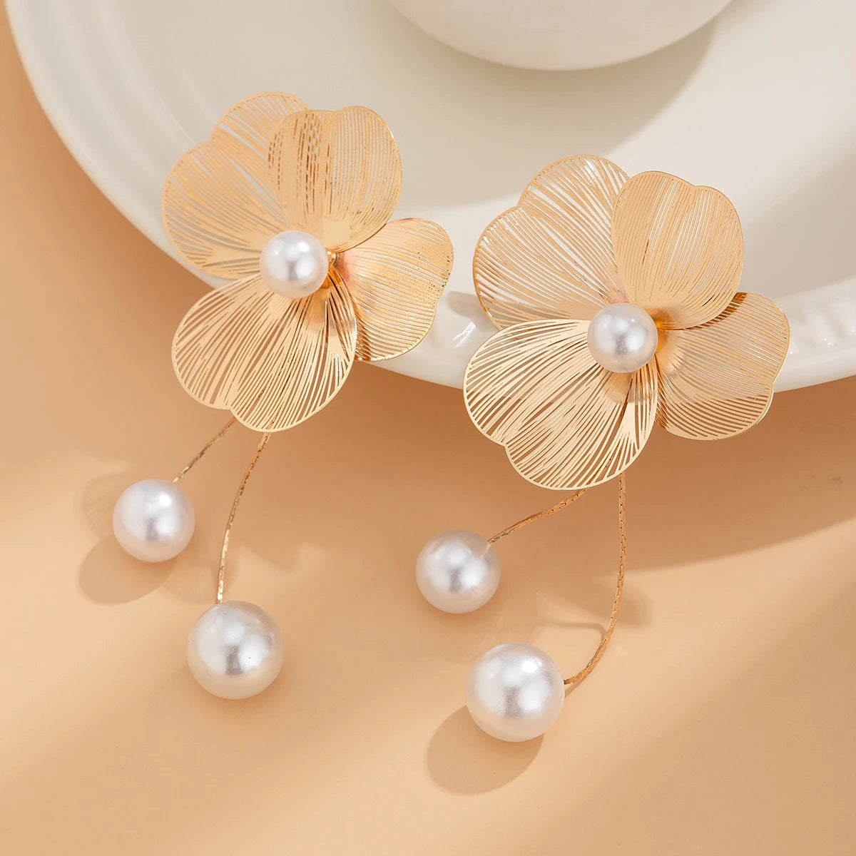 Romantic Flower Petal Long Tassel Drop Earrings for Women Trend Imitation Pearl Hanging Piercing Earrings Wed Jewelry Gift