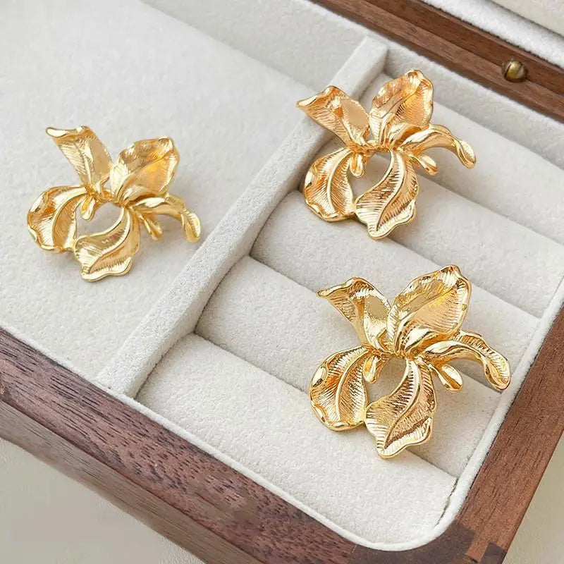 French Elegant Golden Flower Stud Earring for Women Fashion Retro Temperament Flower Earrings Girls Party Jewelry