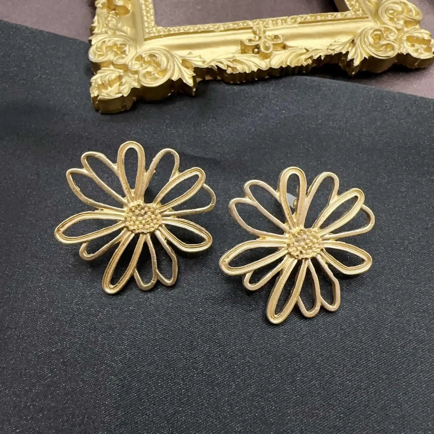 Light Luxury Niche Design Daisy Flower Stud Earrings Vintage Simple Sunflower Earrings Temperament Feminine Jewelry