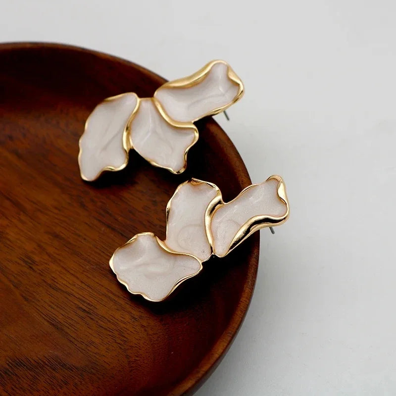 Trend Irregular Metal White Cream Enamel Irregular Petal Flower Earrings for Women Girls Classic Fashion Jewelry Gifts