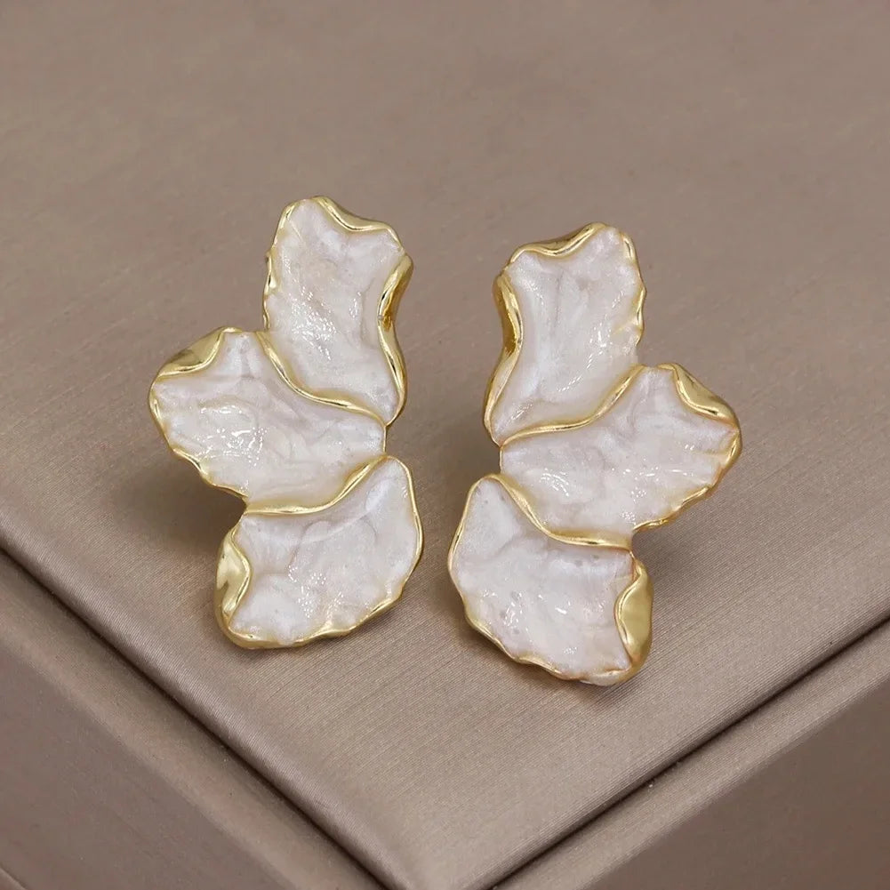 Trend Irregular Metal White Cream Enamel Irregular Petal Flower Earrings for Women Girls Classic Fashion Jewelry Gifts