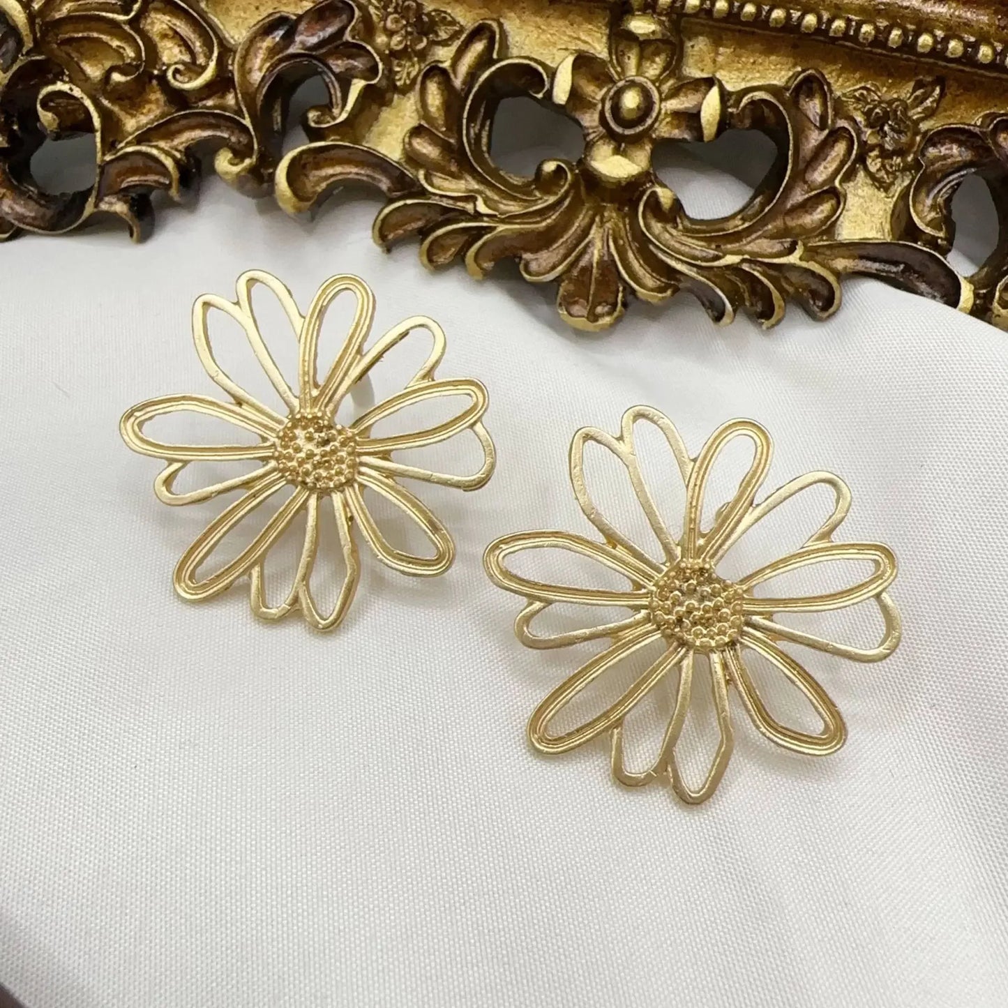 Light Luxury Niche Design Daisy Flower Stud Earrings Vintage Simple Sunflower Earrings Temperament Feminine Jewelry