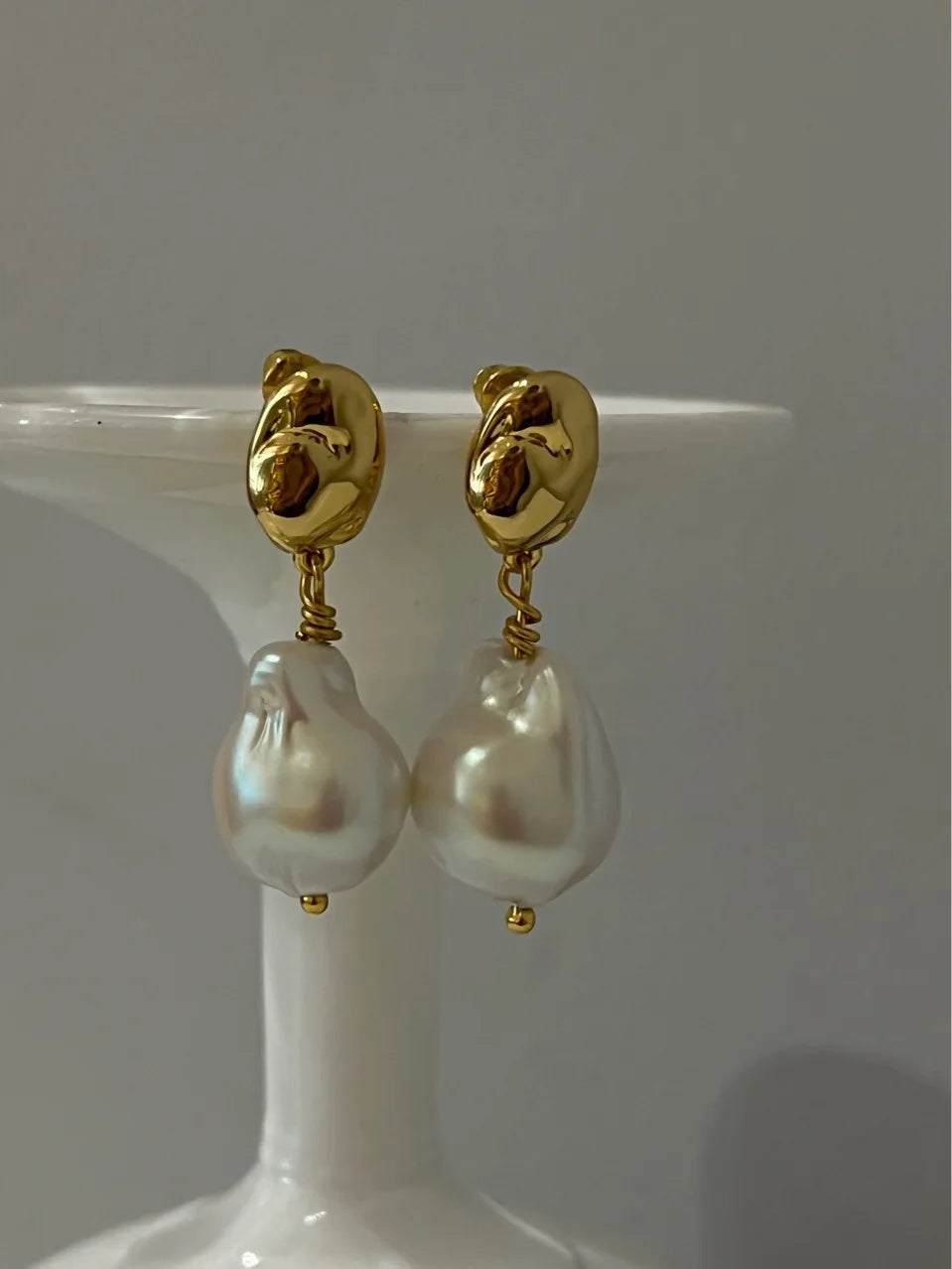 New French Retro Baroque Pearl Pendant Earrings for Women Ms Fashion Elegant Metal Jewelry Party Accessories