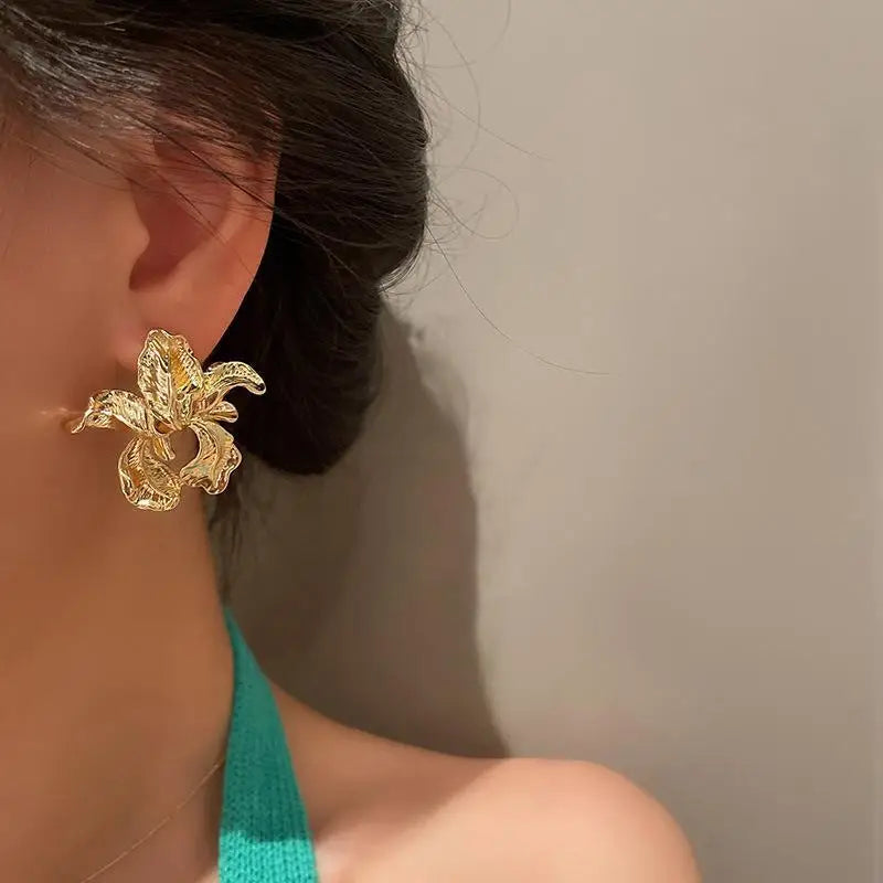 French Elegant Golden Flower Stud Earring for Women Fashion Retro Temperament Flower Earrings Girls Party Jewelry