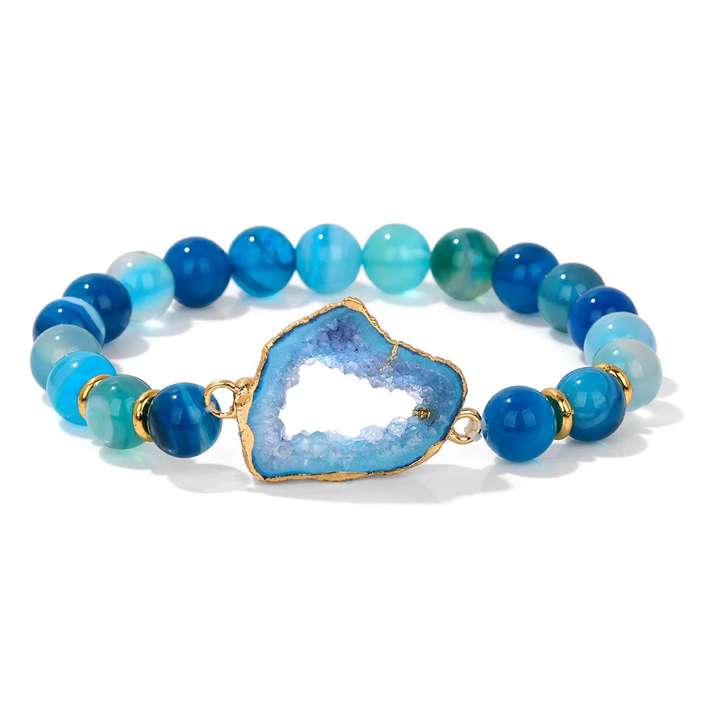  Made with vibrant turquoise stones, this bracelet is known for bringing protection and positive energy, ideal for daily wear.